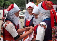 Frauen in Wischauer Tracht - letzte Korrekturen werden vorgenommen