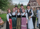 Tänzerinnen und Tänzer der Limmersdorfer Lindenkerwa (Lindenkirchweih): Im Mittelpunkt der Feierlichkeiten steht eine Tanzlinde, deren Äste kunstvoll so geführt worden sind, dass man auf ihnen einen hölzernen Tanzboden in luftiger Höhe errichten konnte.