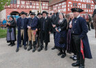 Herr Staatsminister Füracker mit Vertretern des Evangelischen Hochzeitszugs aus der ehemaligen Grafschaft Wertheim
- die Trägergruppe vermittelt das Wissen über lokale historische Hochzeitsbräuche und Trachten aus der Zeit um 1890/1900 sowie die mit ihnen verbundenen handwerklichen Fähigkeiten.