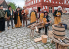 Aufeinandertreffen der Landshuter Hochzeit (li.) mit dem Fassbinderhandwerk (re.)
