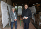 Frau Dr. Claudia Maué präsentiert Herrn Staatsminister Füracker die Nürnberger Epitaphienkunst. Die handwerkliche Fertigung von Epitaphien, speziell auf den Nürnberger Friedhöfen St. Johannis und St. Rochus, geht auf die protestantischen Friedhofsgründungen des 16. Jahrhunderts außerhalb der Stadtmauern zurück.
