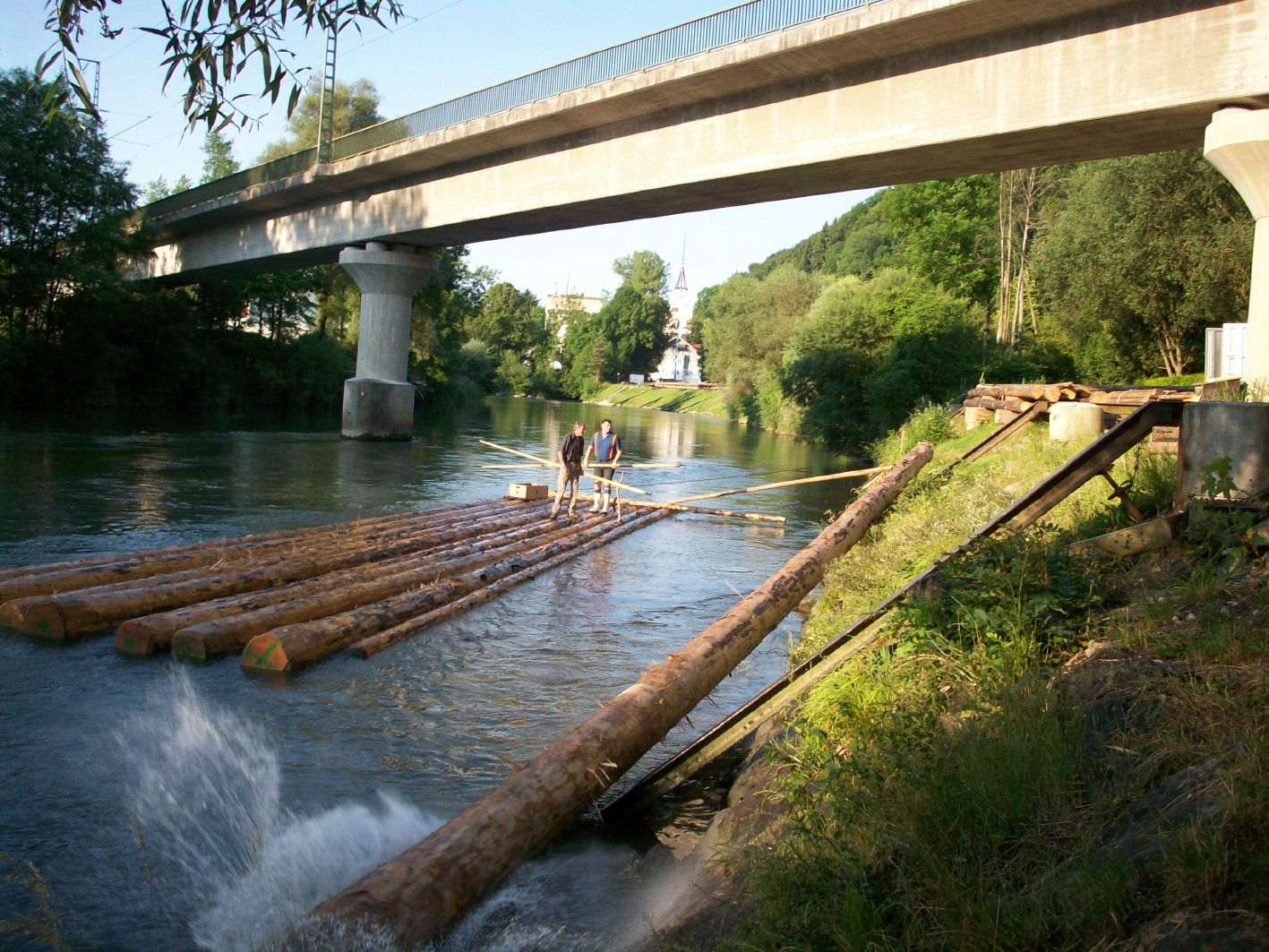 Beginn Floßzusammenbau im Wasser ohne Einsatz von Maschinen Beginn Floßzusammenbau im Wasser ohne Einsatz von Maschinen