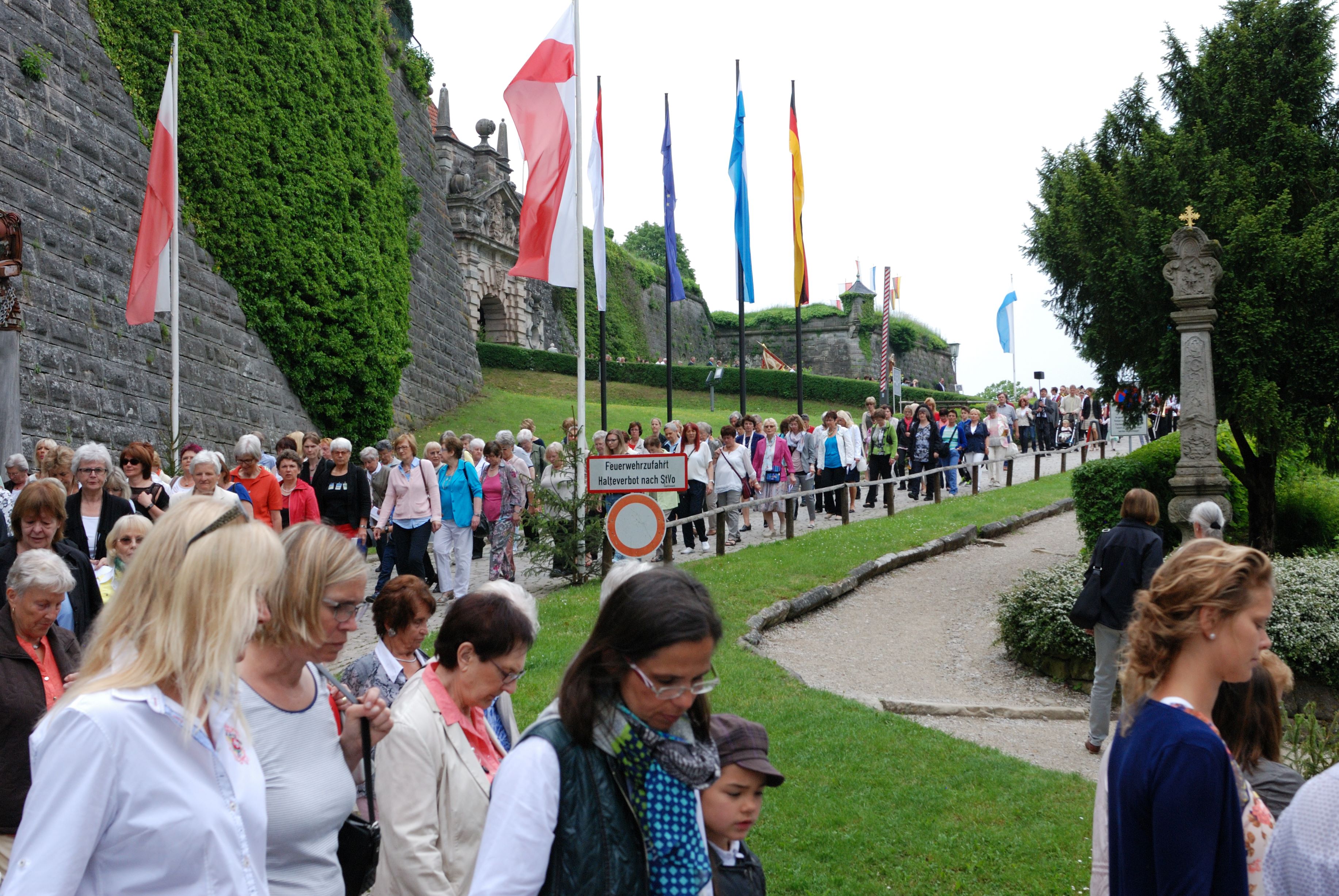 Unter Vorantritt der Frauen zieht die Prozession von der Festung wieder in die Stadt.