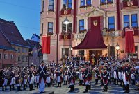 Die Tänzelfestknabenkapelle beschließt den Abend mit ihrem berühmten Zapfenstreich. Foto: Tänzelfestverein e. V. Kaufbeuren Die Tänzelfestknabenkapelle beschließt den Abend mit ihrem berühmten Zapfenstreich.