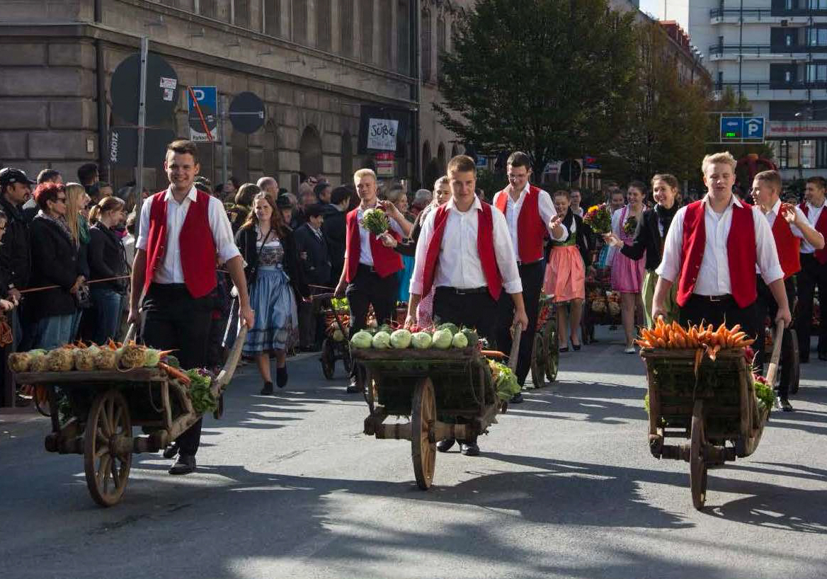 Erntedankzug einer Gruppe mit Gemüse aus der Region