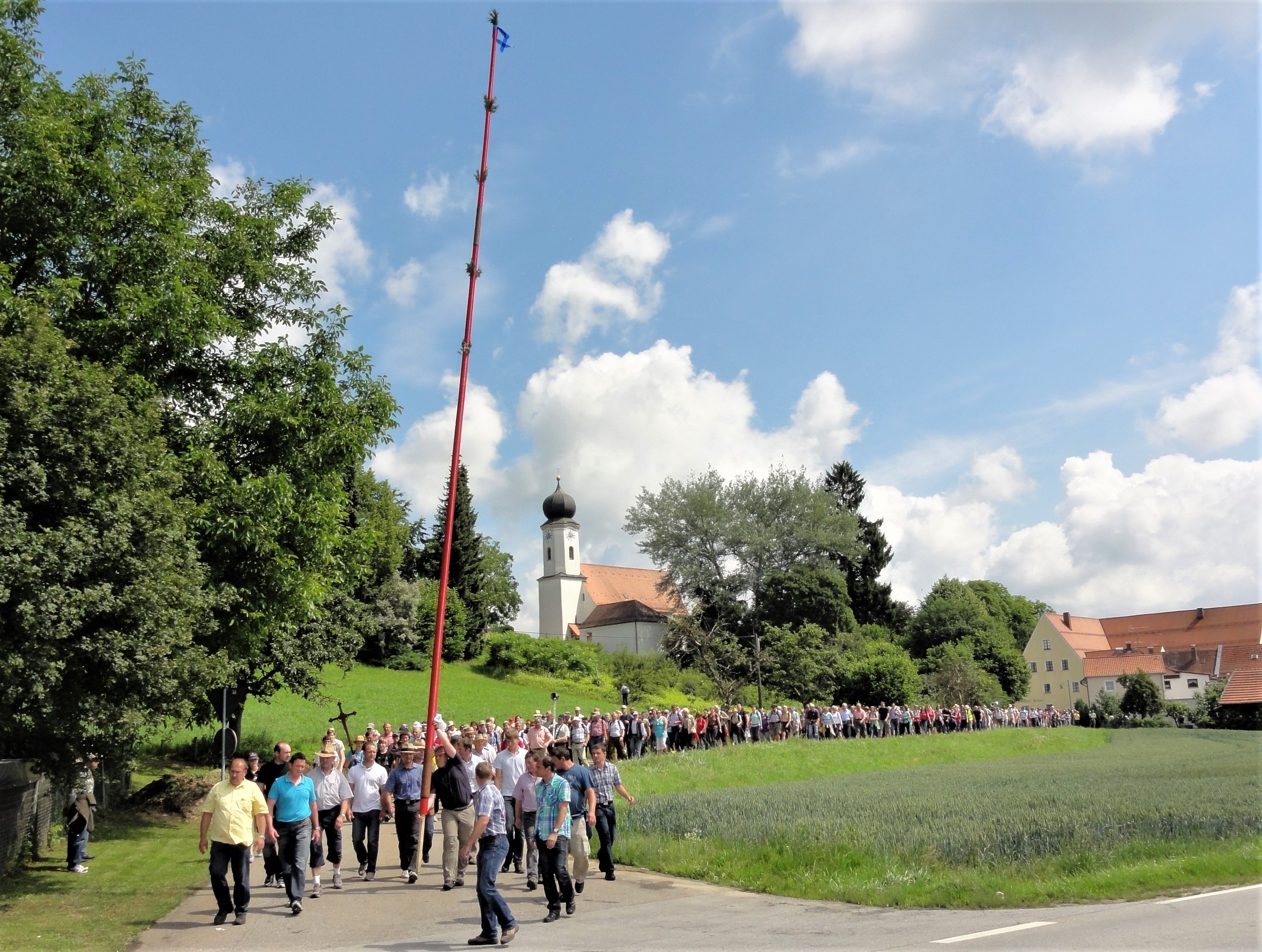 Pfingstsonntag in Pfelling: Die Kerze wird hier stehend getragen.