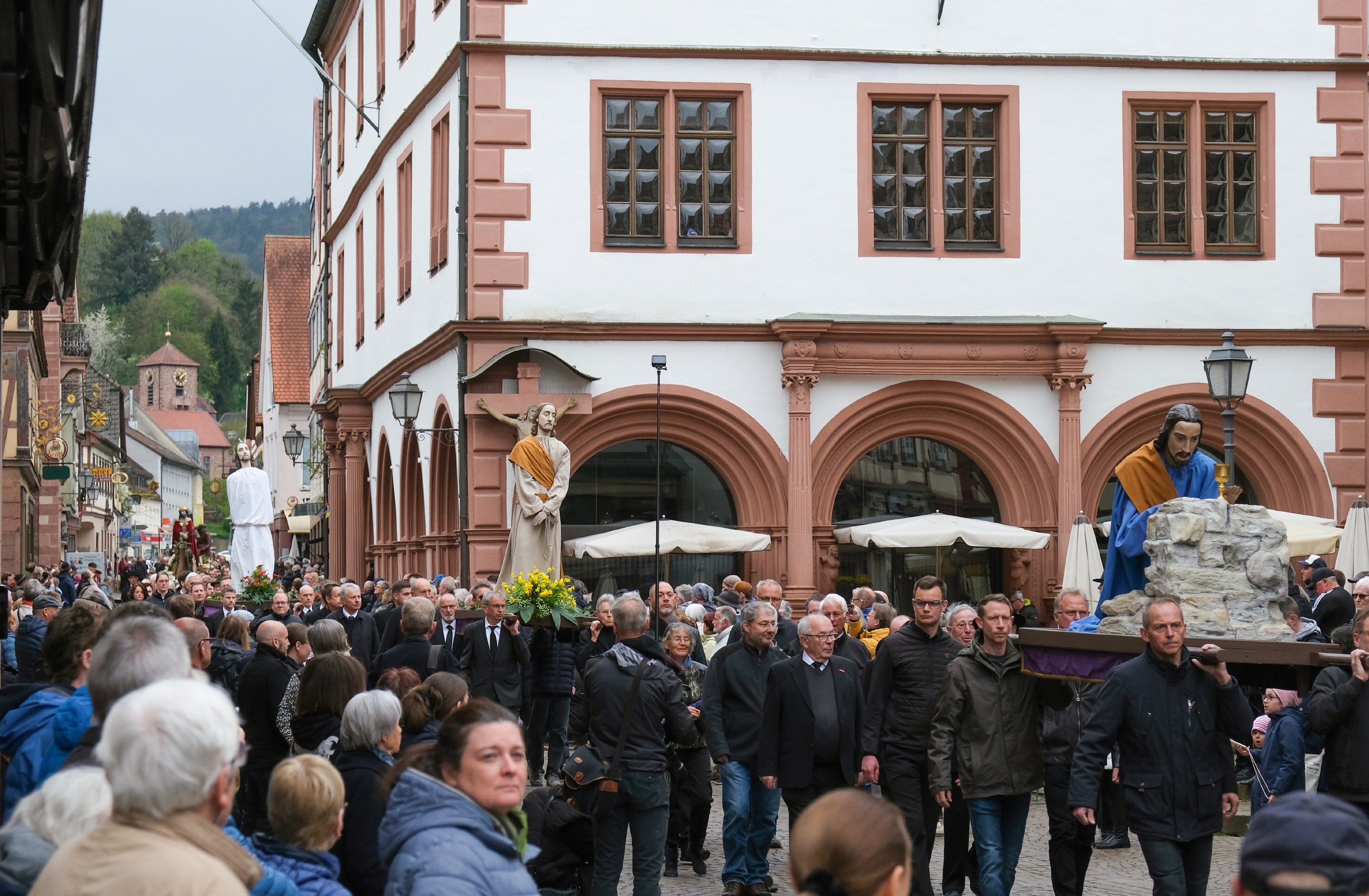 Stationsbilder „Jesus am Ölberg“, „Gefangennahme“, „Verspottung“ und „Ecce Homo“ vor dem historischen Rathaus.