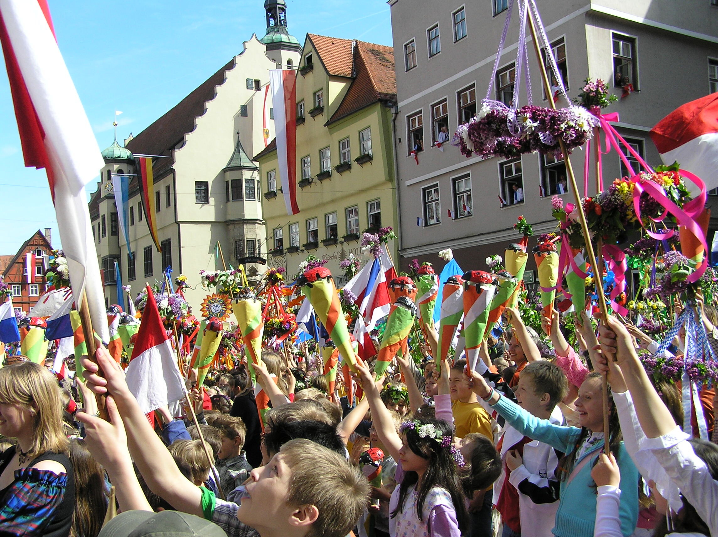 Kinder mit Stabengucker (mit Süßigkeiten gefüllte Tüte) am Marktplatz 