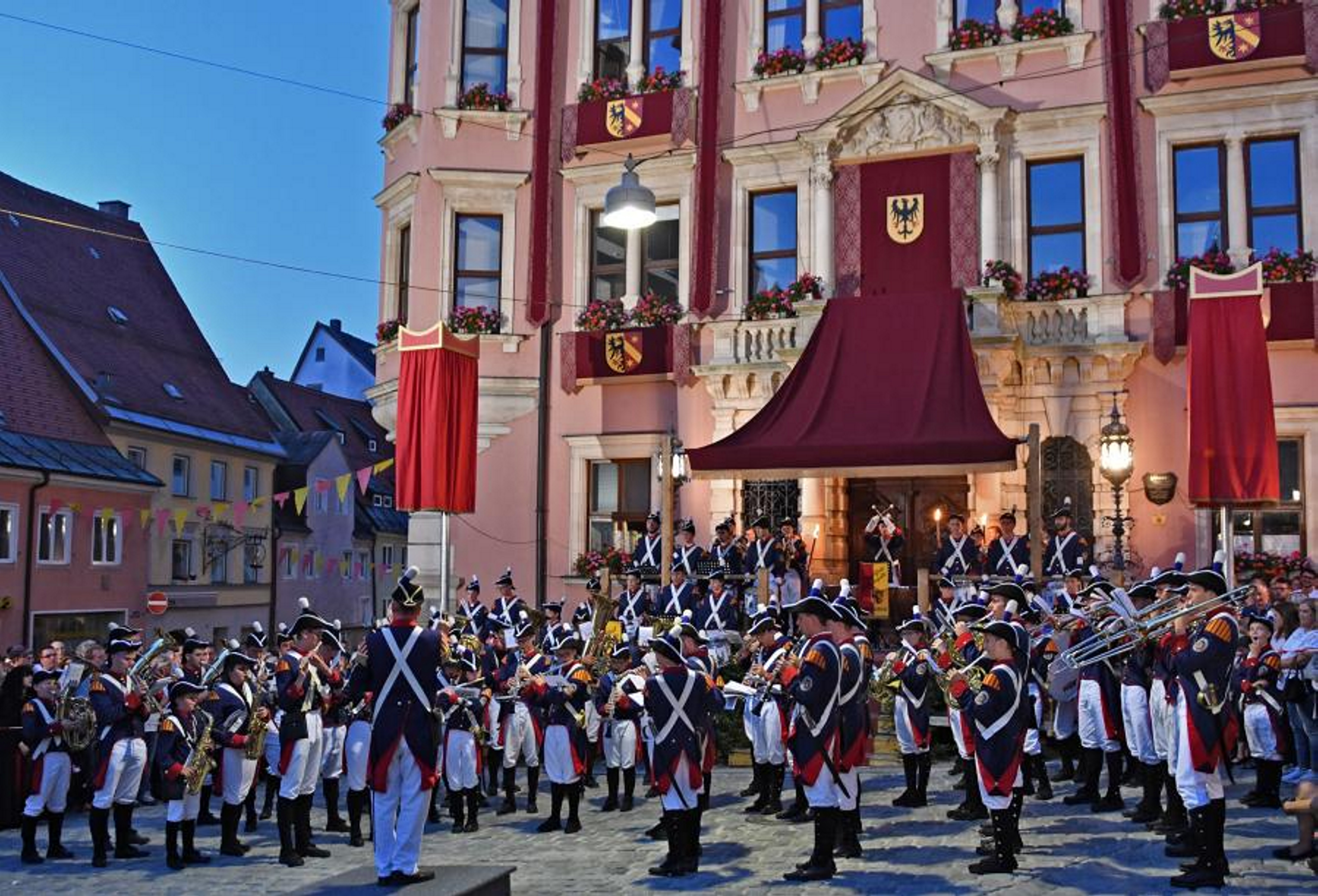 Die Tänzelfestknabenkapelle beschließt den Abend mit ihrem berühmten Zapfenstreich.